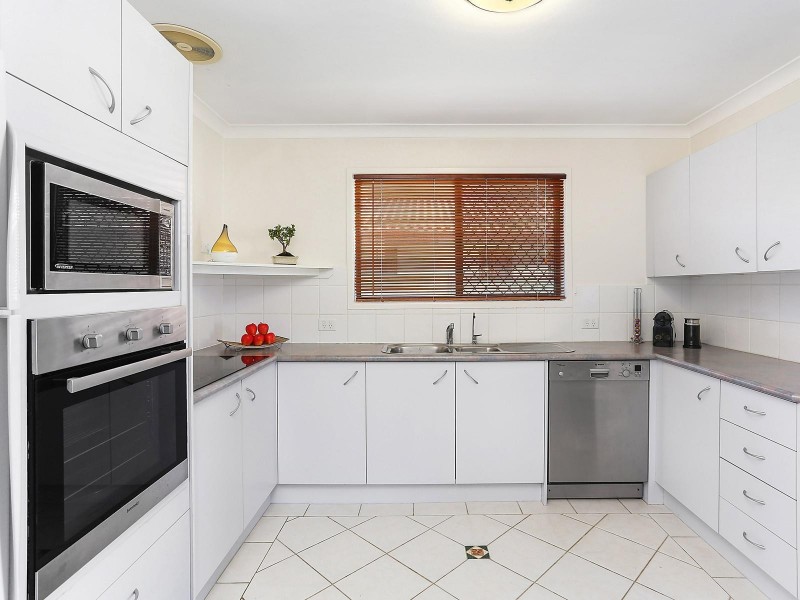 19 Collins Crescent, Benowa QLD 4217