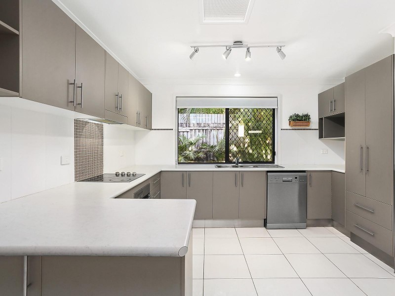 27 Canterbury Chase, Ashmore QLD 4214