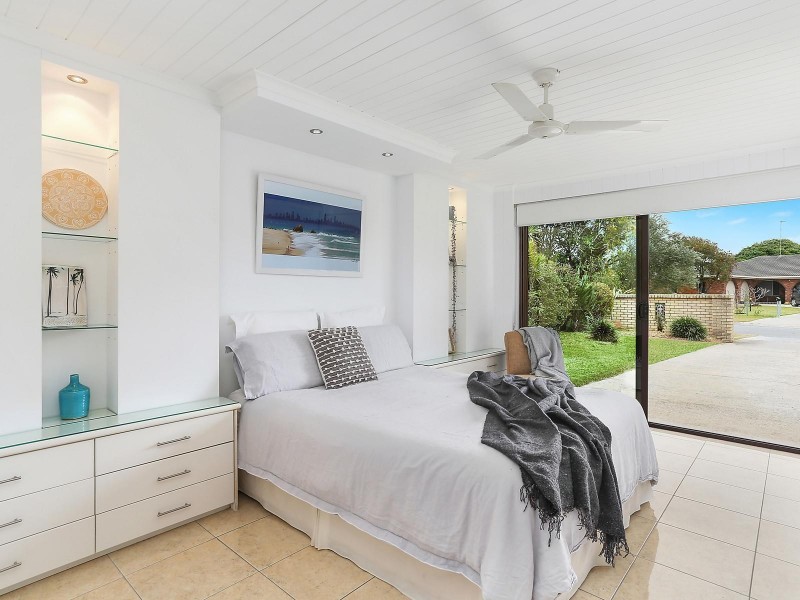 6 Binnacle Court, Mermaid Waters QLD 4218