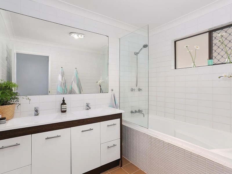 6 Binnacle Court, Mermaid Waters QLD 4218