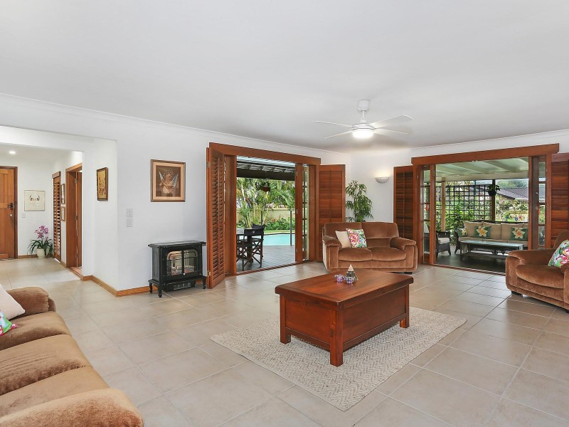 11 Village Low Road, Benowa Waters QLD 4217