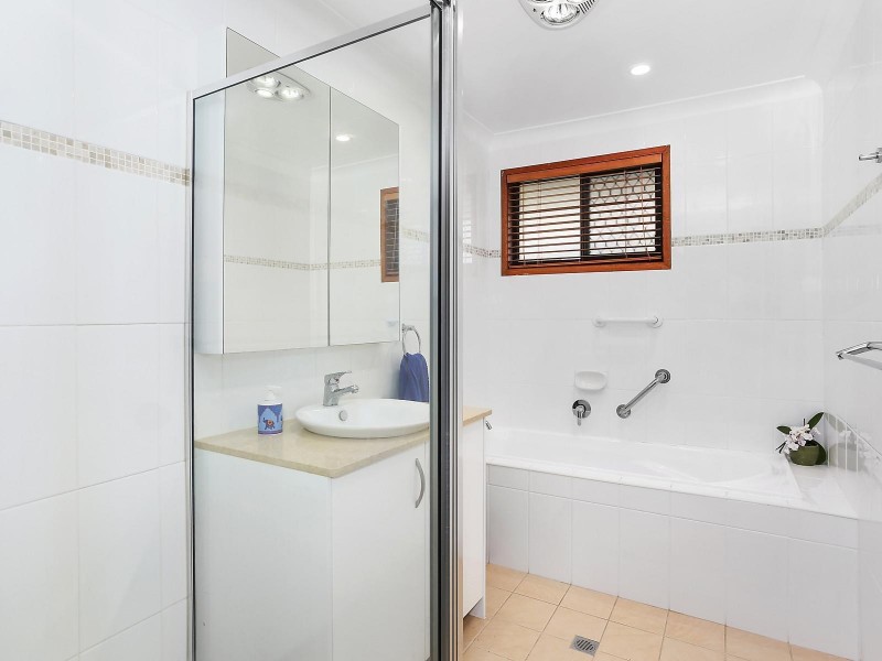 11 Village Low Road, Benowa Waters QLD 4217