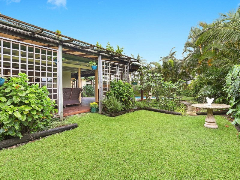 11 Village Low Road, Benowa Waters QLD 4217