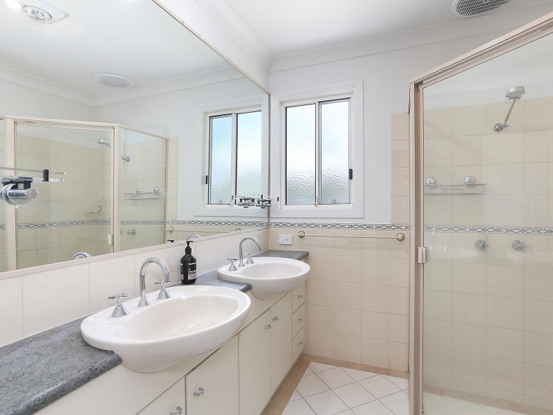 6 Abby Crescent, Ashmore QLD 4214