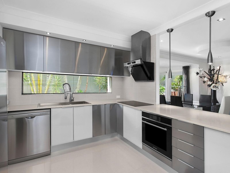 9 Solar Court, Benowa QLD 4217