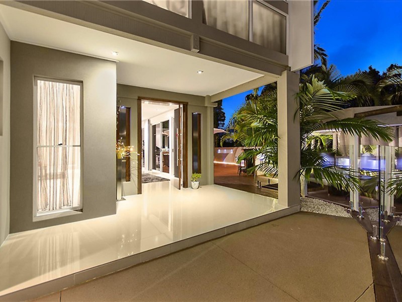 9 Solar Court, Benowa QLD 4217