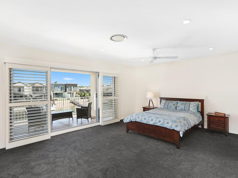 2/22 Annoula Avenue, Biggera Waters QLD 4216