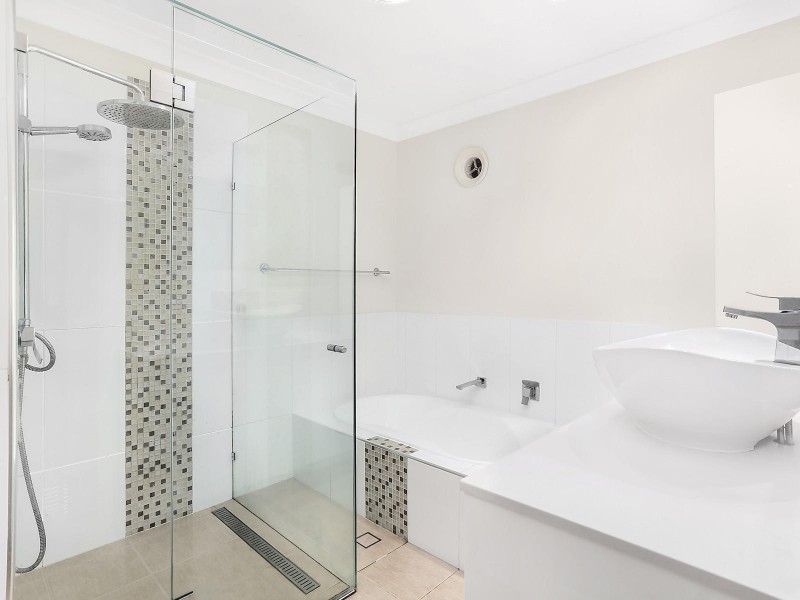 1 Pensacola Court, Broadbeach Waters QLD 4218