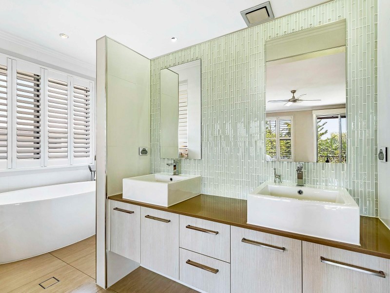 52 Shearwater Esplanade, Runaway Bay QLD 4216