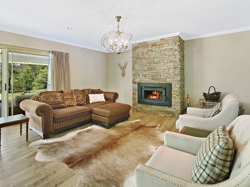 18 Del Court, Wongawallan QLD 4210