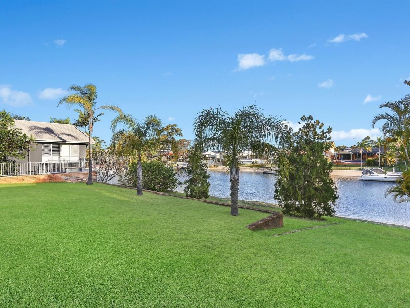7 Sundowner Court, Mermaid Waters QLD 4218