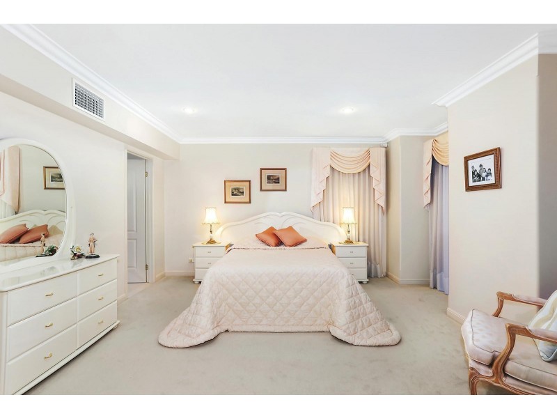 41 Sir Bruce Small Boulevard, Benowa Waters QLD 4217