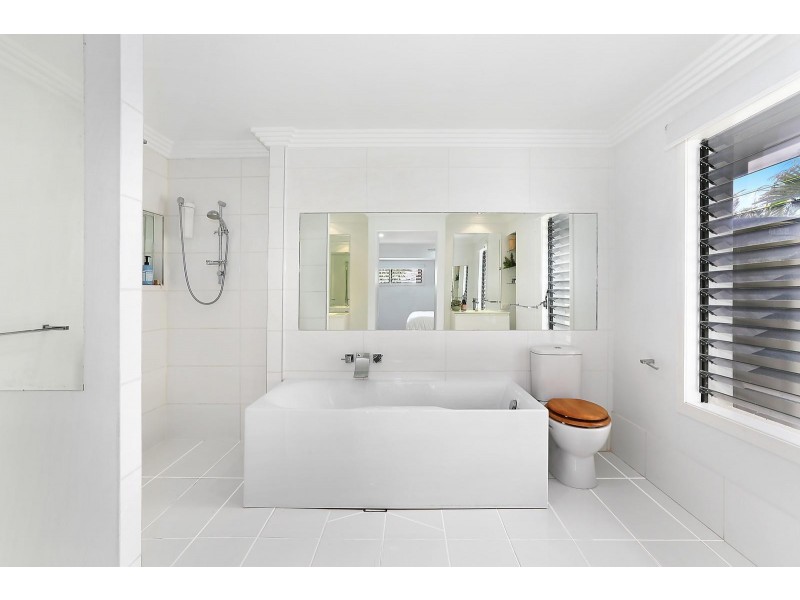 7 Darnay Road, Broadbeach Waters QLD 4218