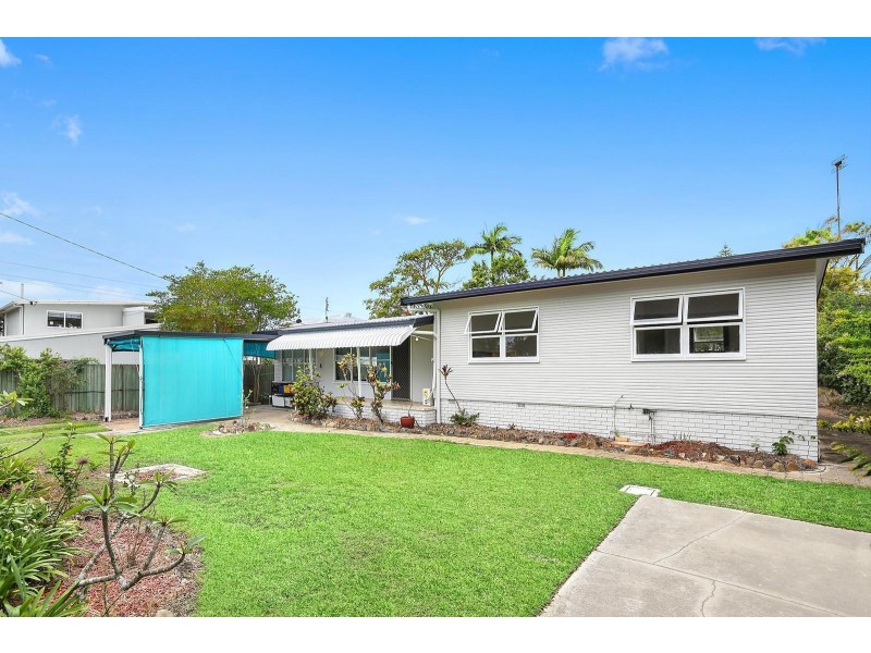 4 Saltash Street, Labrador QLD 4215