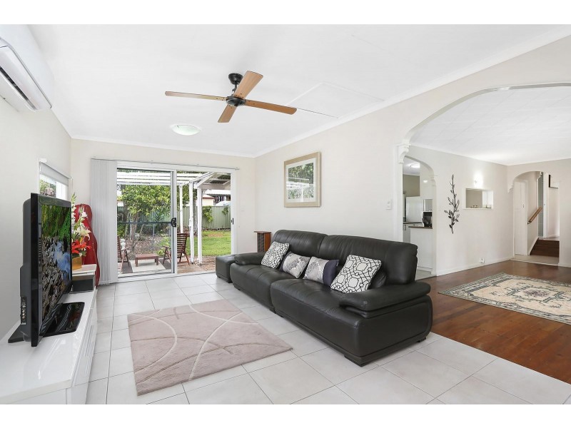 4 Saltash Street, Labrador QLD 4215