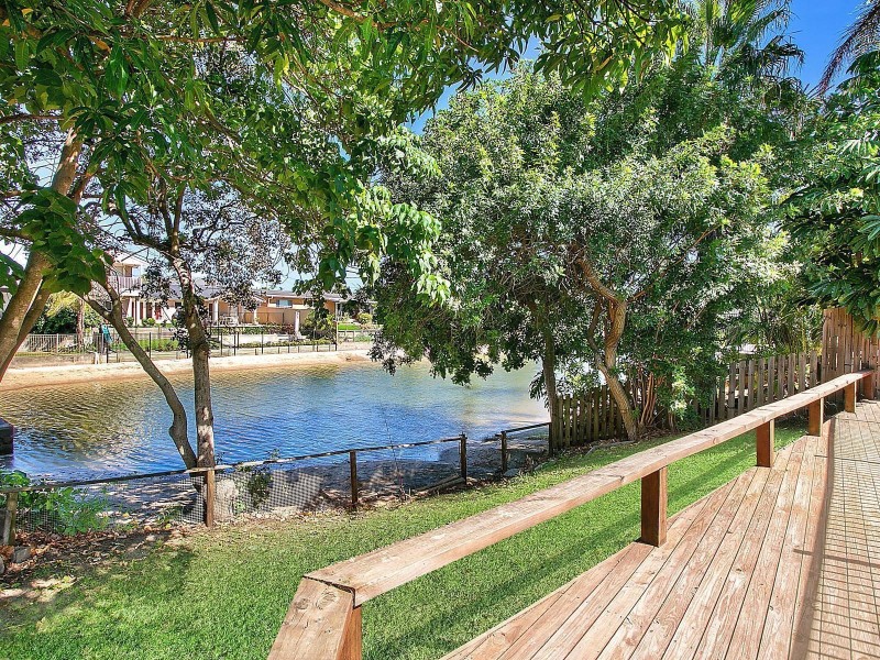 2 Costa Court, Broadbeach Waters QLD 4218