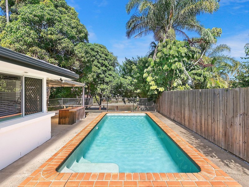 2 Costa Court, Broadbeach Waters QLD 4218