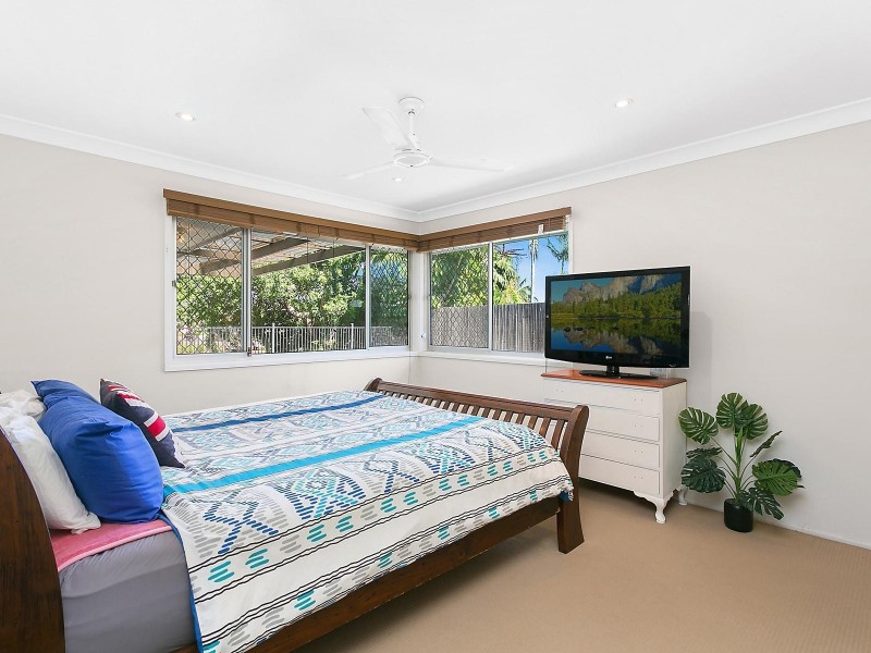 2 Costa Court, Broadbeach Waters QLD 4218