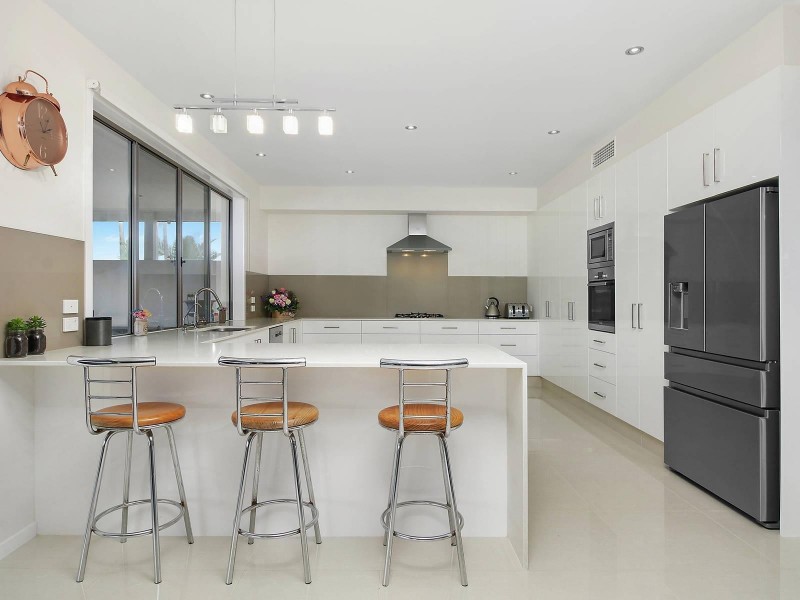12 Crest View Key, Broadbeach Waters QLD 4218