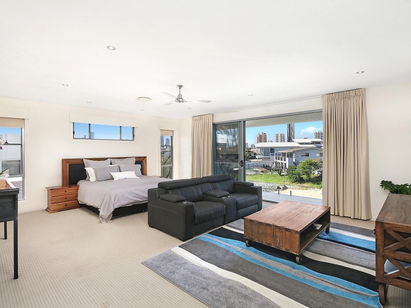 12 Crest View Key, Broadbeach Waters QLD 4218