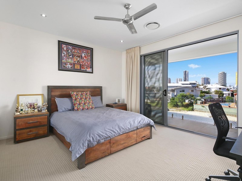 12 Crest View Key, Broadbeach Waters QLD 4218