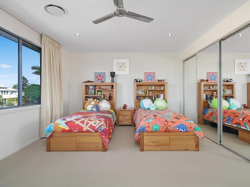12 Crest View Key, Broadbeach Waters QLD 4218