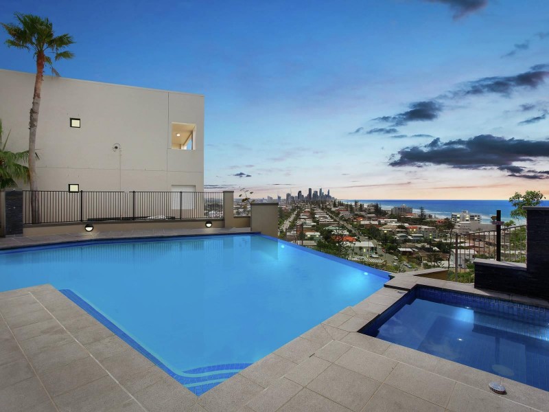 E18/1 Great Hall Drive, Miami QLD 4220