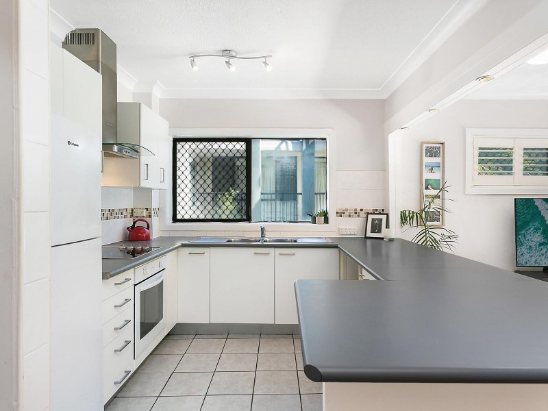 8/18 First Avenue, Broadbeach QLD 4218
