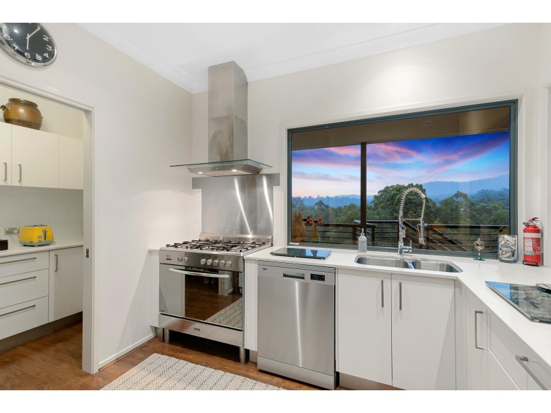 8 Bush Knoll Place, Mount Nathan QLD 4211