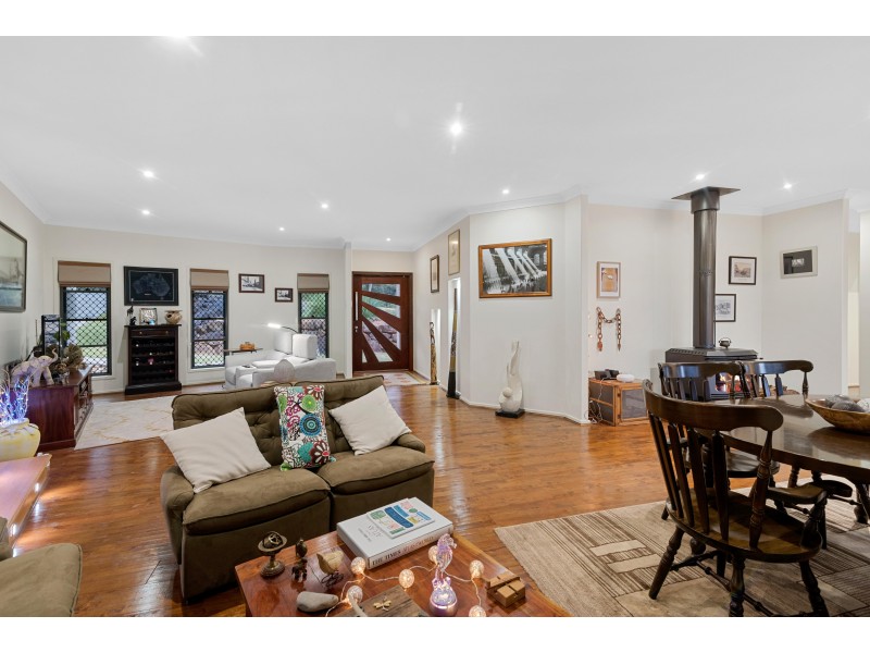 8 Bush Knoll Place, Mount Nathan QLD 4211