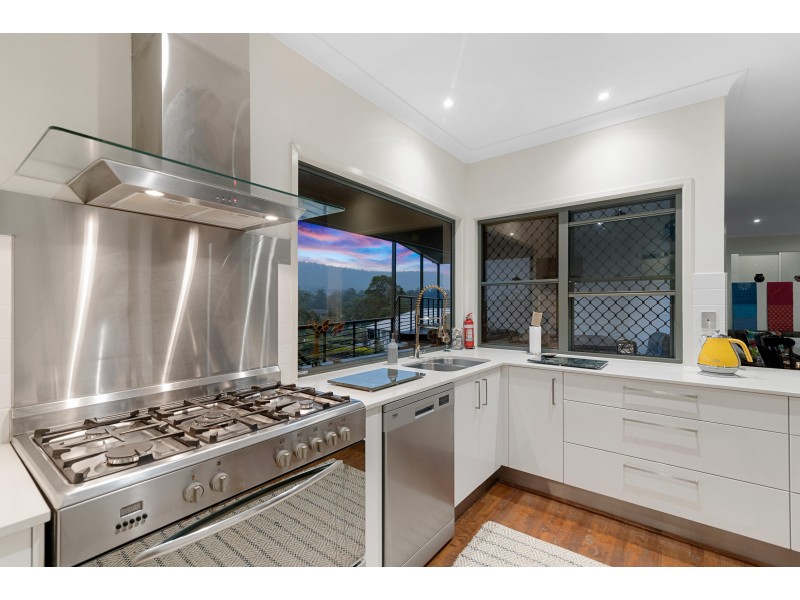 8 Bush Knoll Place, Mount Nathan QLD 4211