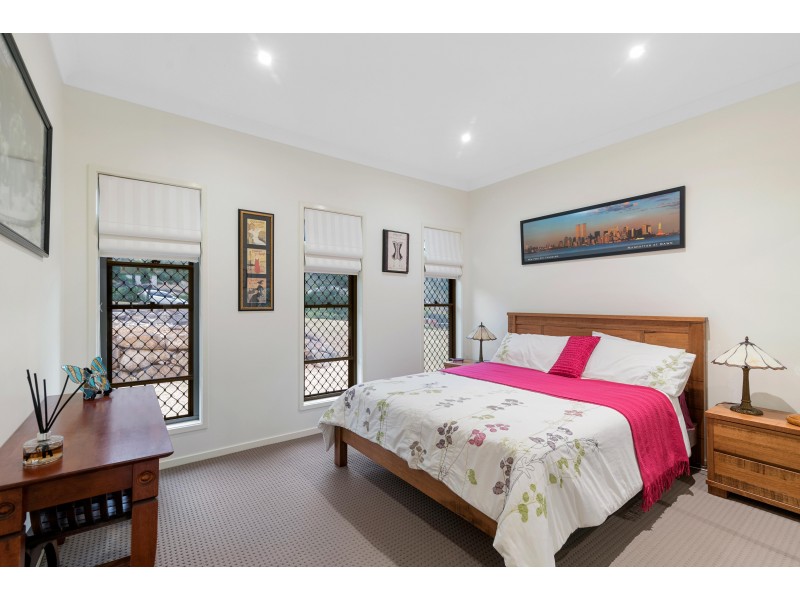 8 Bush Knoll Place, Mount Nathan QLD 4211