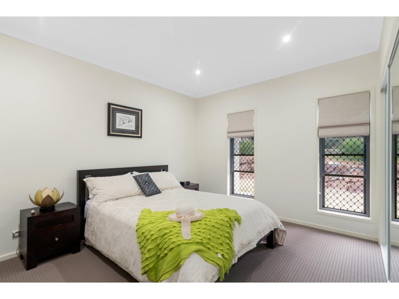 8 Bush Knoll Place, Mount Nathan QLD 4211