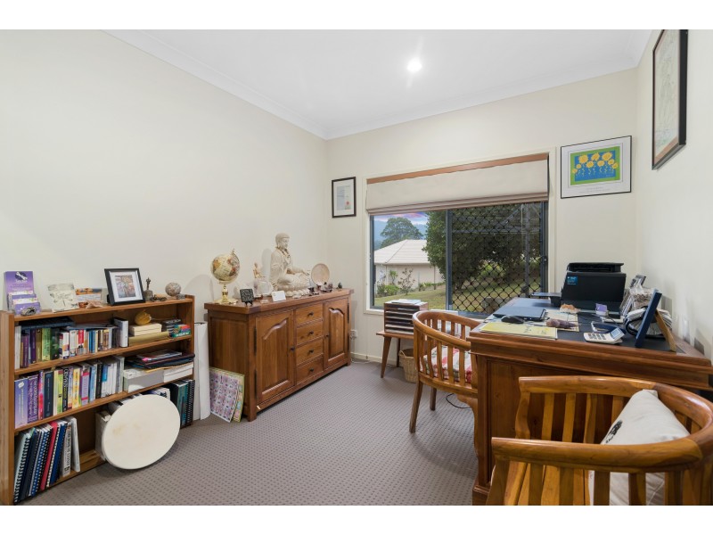 8 Bush Knoll Place, Mount Nathan QLD 4211
