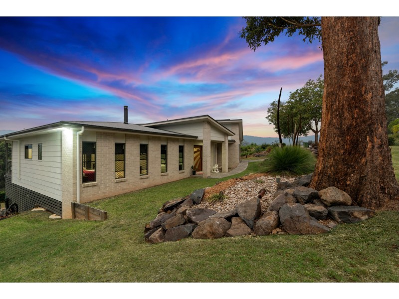 8 Bush Knoll Place, Mount Nathan QLD 4211