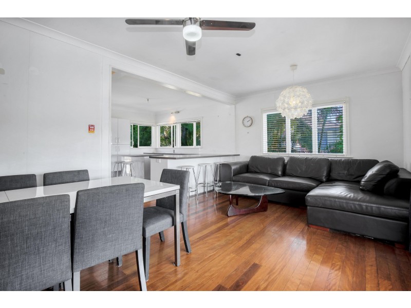 8 Harcourt Crescent, Southport QLD 4215