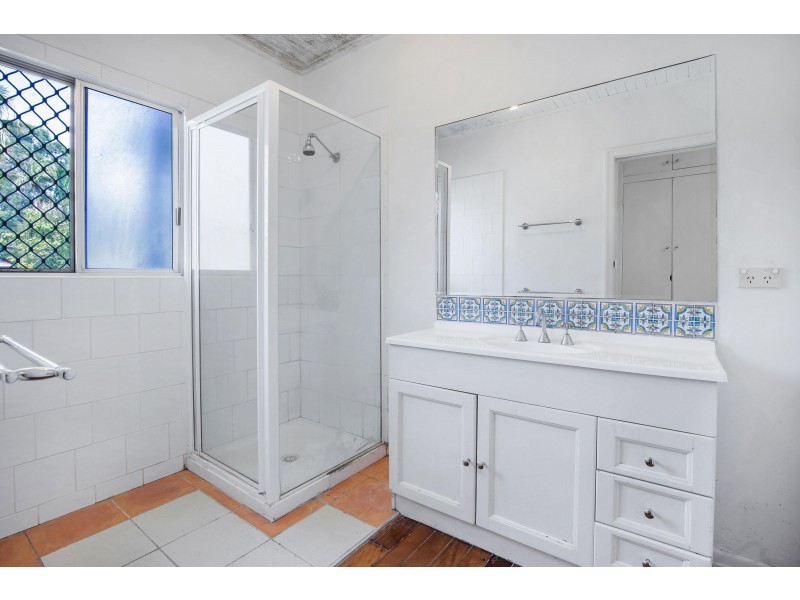 8 Harcourt Crescent, Southport QLD 4215