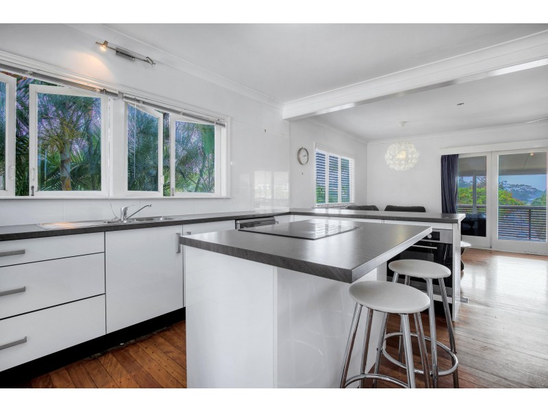 8 Harcourt Crescent, Southport QLD 4215