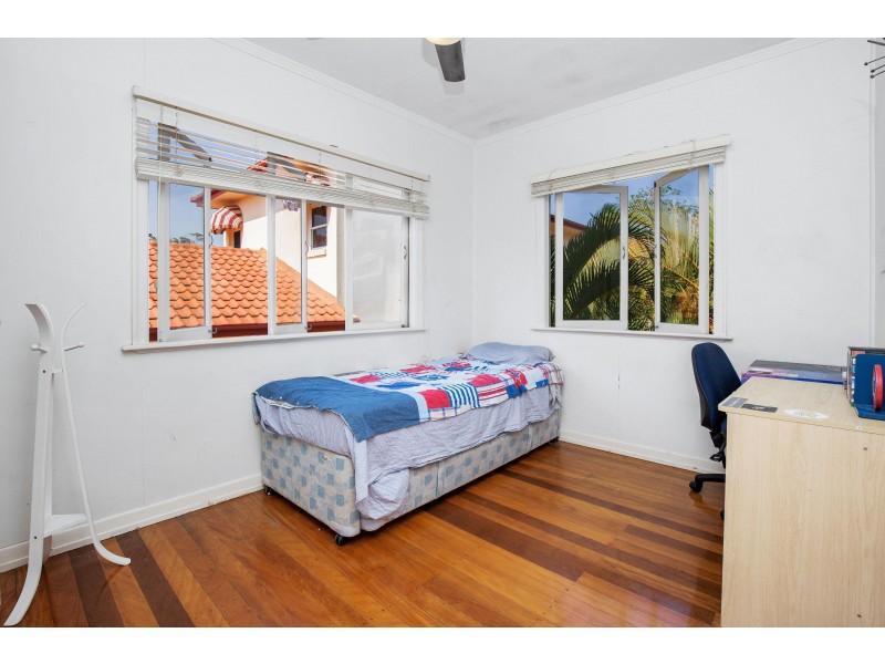 8 Harcourt Crescent, Southport QLD 4215