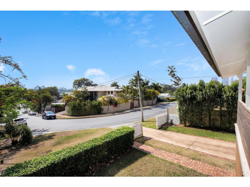 8 Harcourt Crescent, Southport QLD 4215