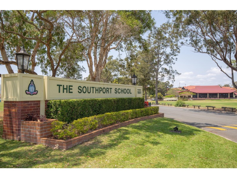 8 Harcourt Crescent, Southport QLD 4215