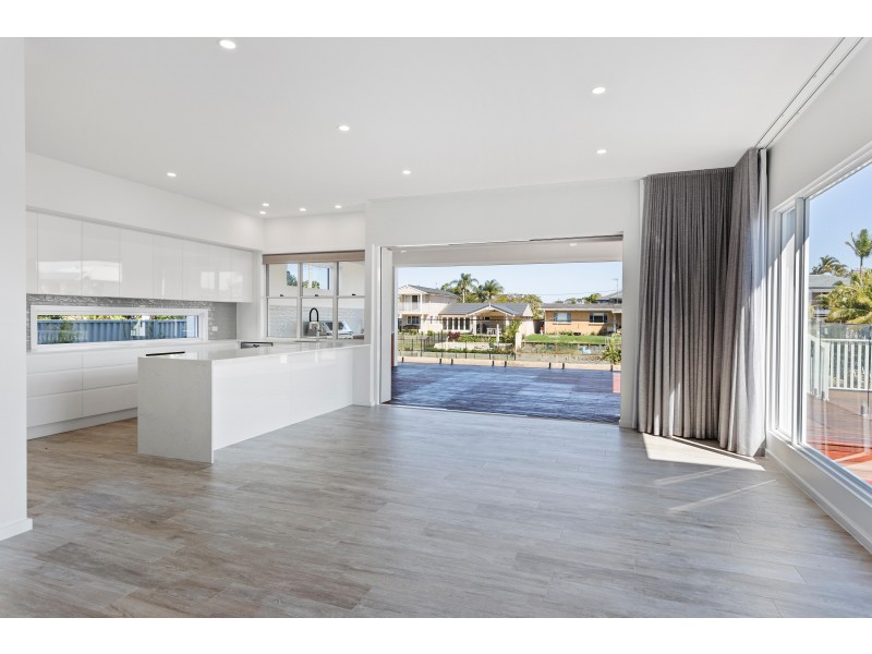 6 Costa Court, Broadbeach Waters QLD 4218