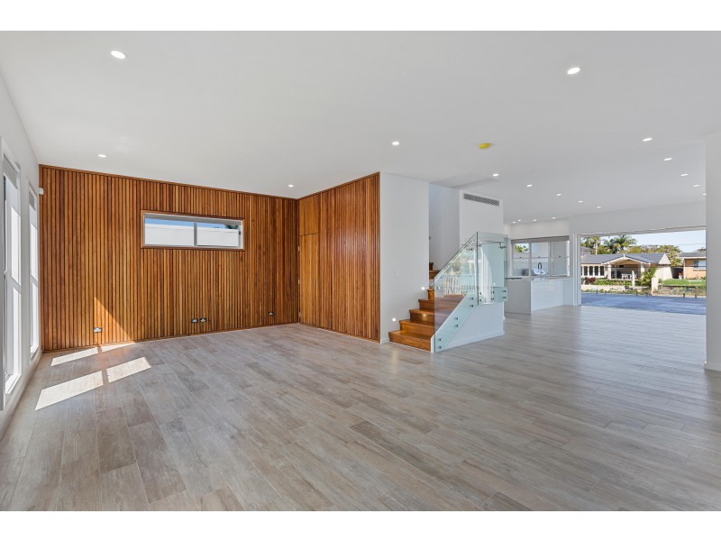 6 Costa Court, Broadbeach Waters QLD 4218