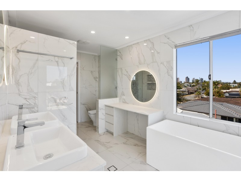 6 Costa Court, Broadbeach Waters QLD 4218