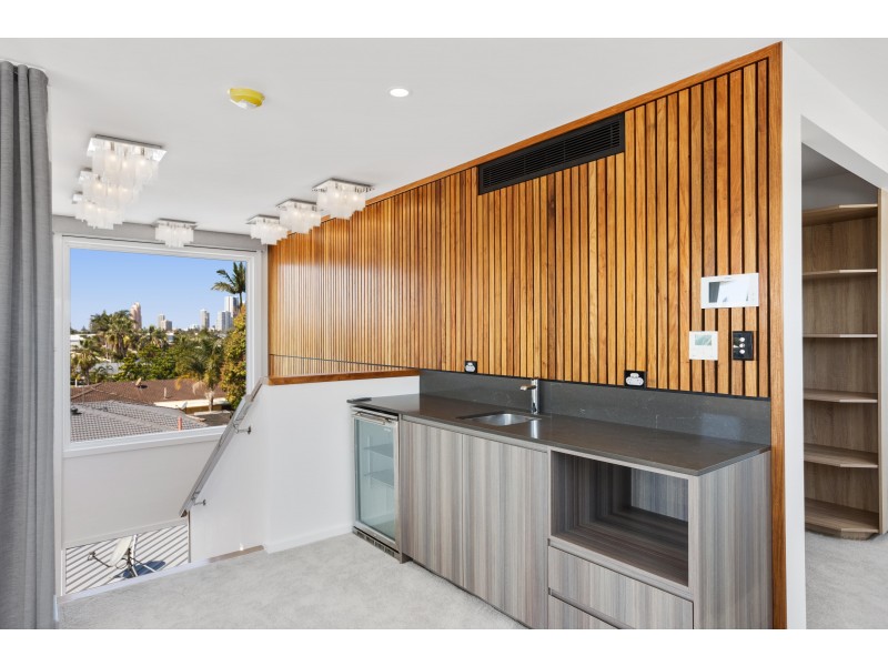 6 Costa Court, Broadbeach Waters QLD 4218