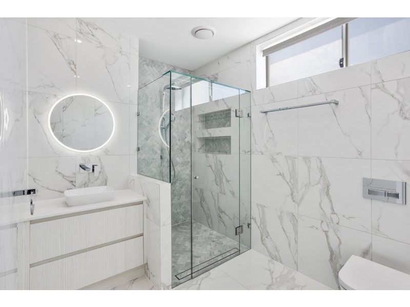 6 Costa Court, Broadbeach Waters QLD 4218