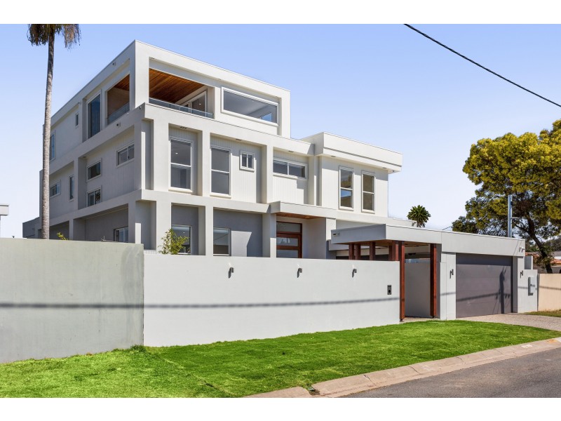 6 Costa Court, Broadbeach Waters QLD 4218