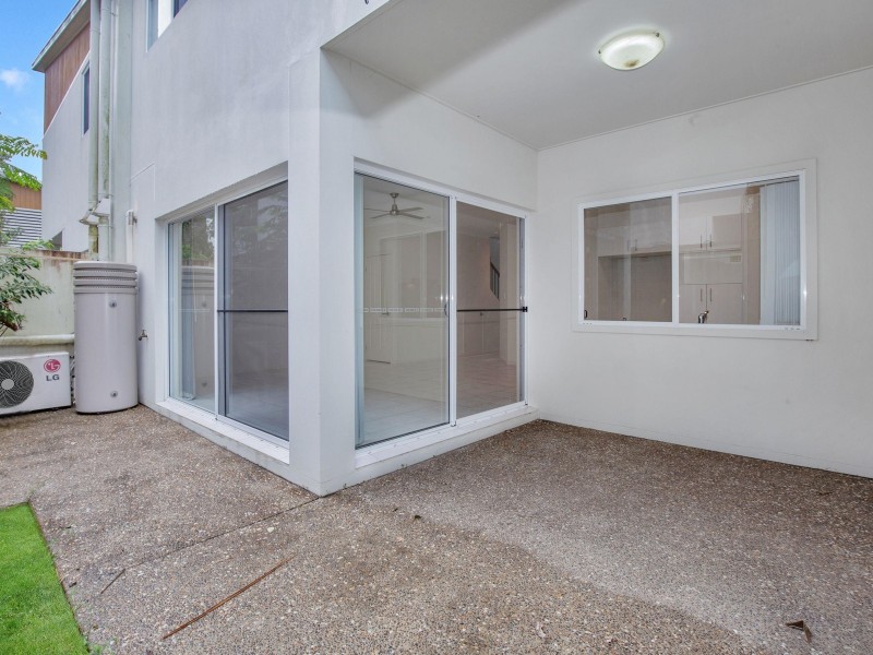 2/127 Pohlman Street, Southport QLD 4215