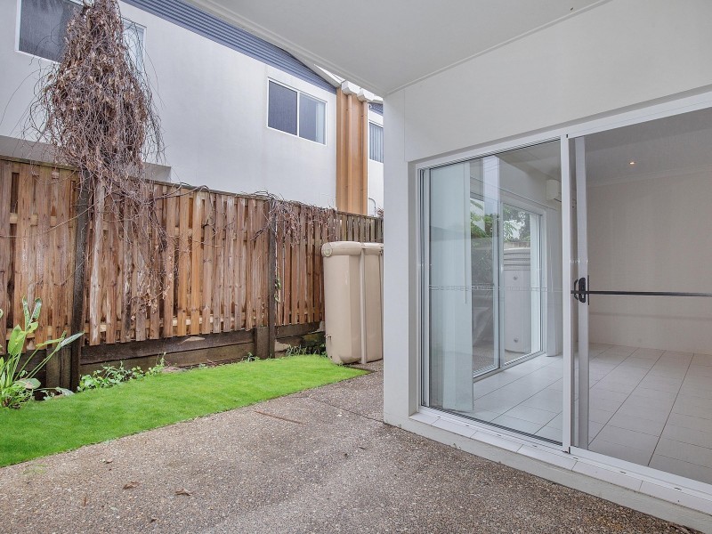 2/127 Pohlman Street, Southport QLD 4215