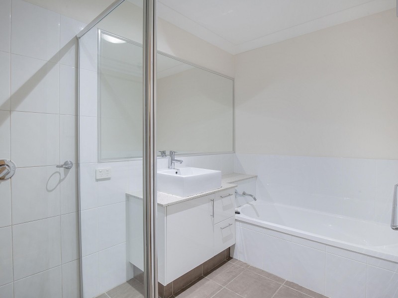 2/127 Pohlman Street, Southport QLD 4215